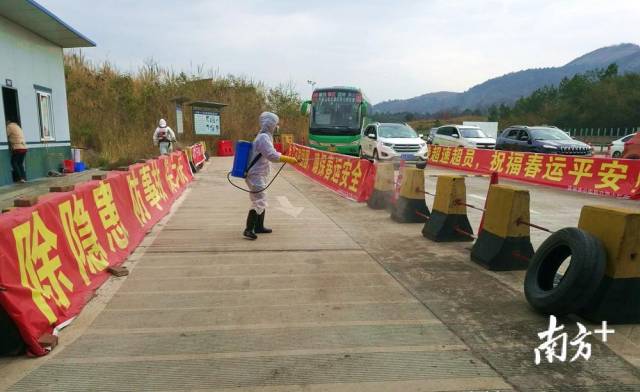 對省交界鳳頭嶺檢測點進(jìn)行消毒。