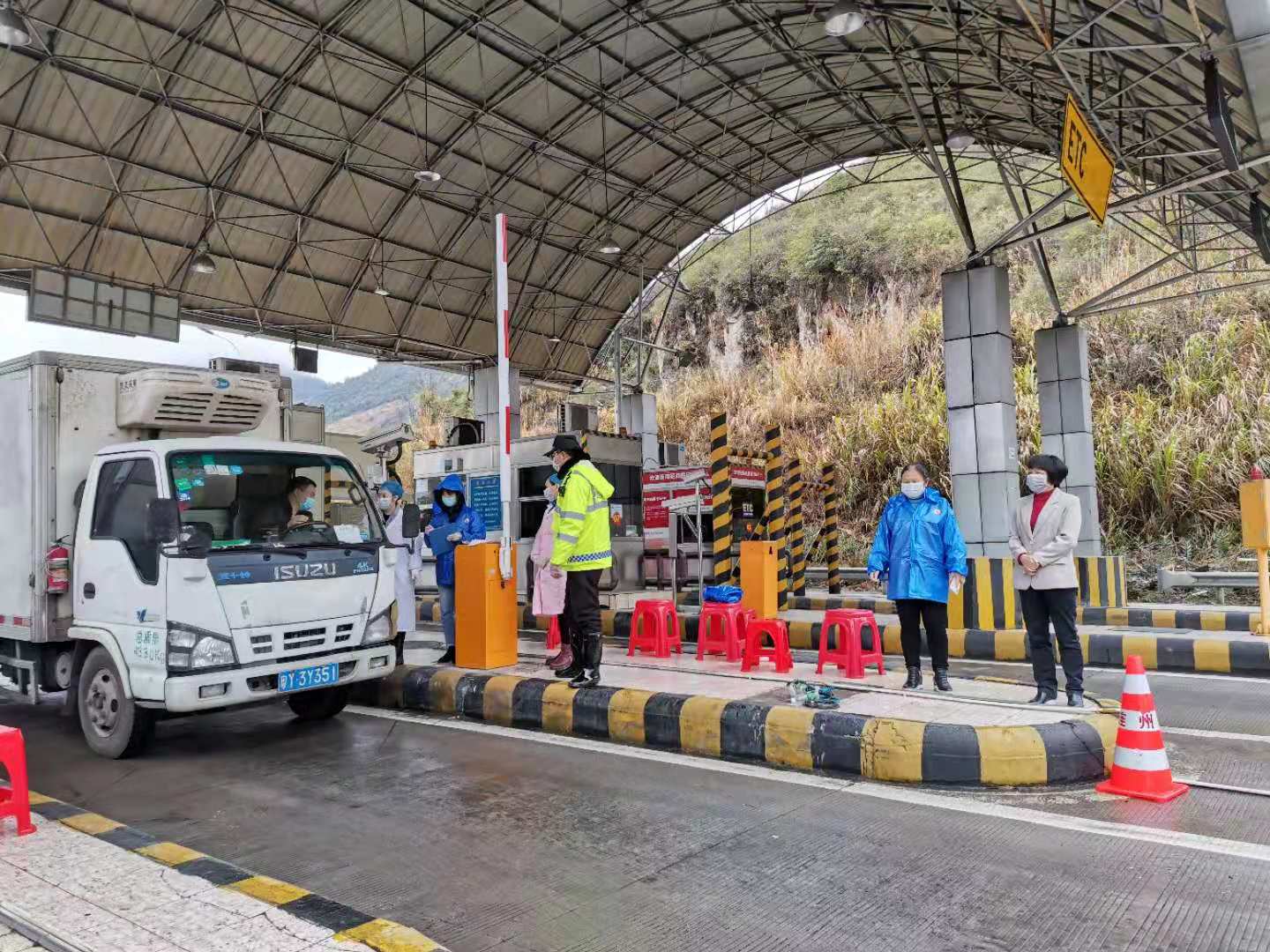 水足塘檢查站：值守人員對過往車輛、人員進(jìn)行排查