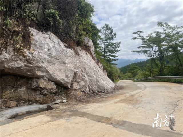 山石被清理后，道路此處的視野變得很是開(kāi)闊。