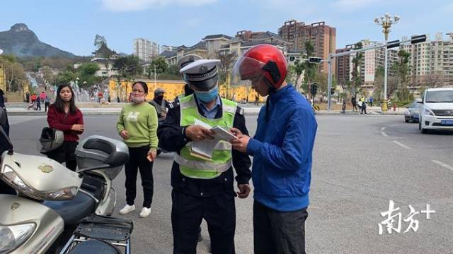 1日，連州交警上路展開專項(xiàng)整治。