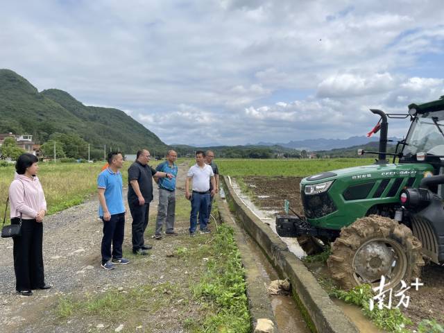 到田間查看耕地機(jī)工作情況。