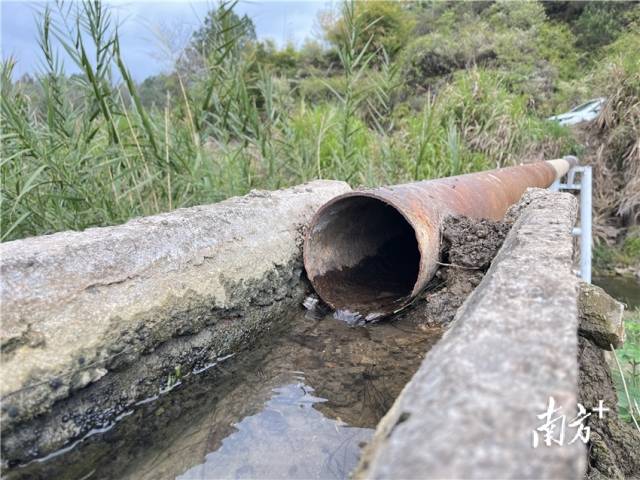 連接兩岸的跨河水渠。