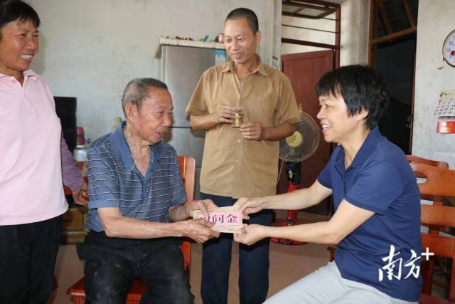 走訪慰問老黨員張臺(tái)。
