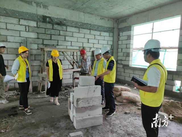 實(shí)地查看新建教學(xué)樓施工情況。